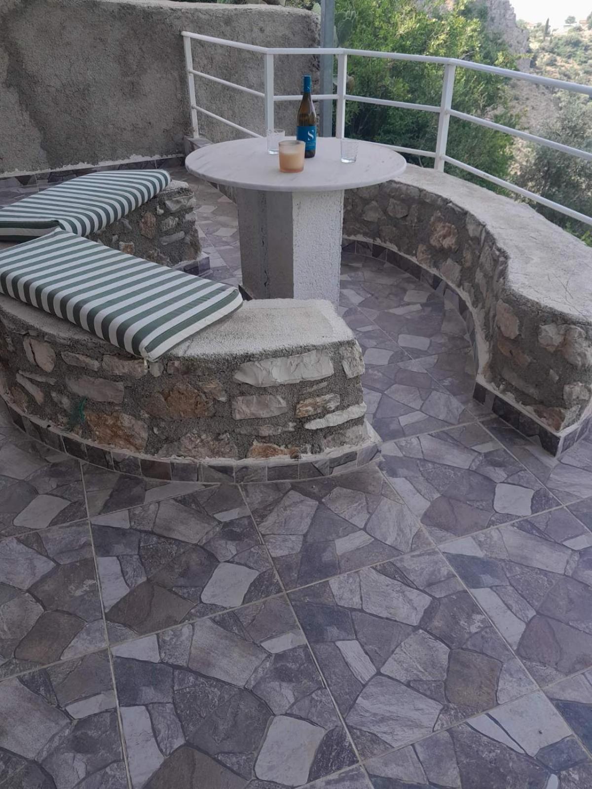 Sofia'S Rooms Himare Exterior photo